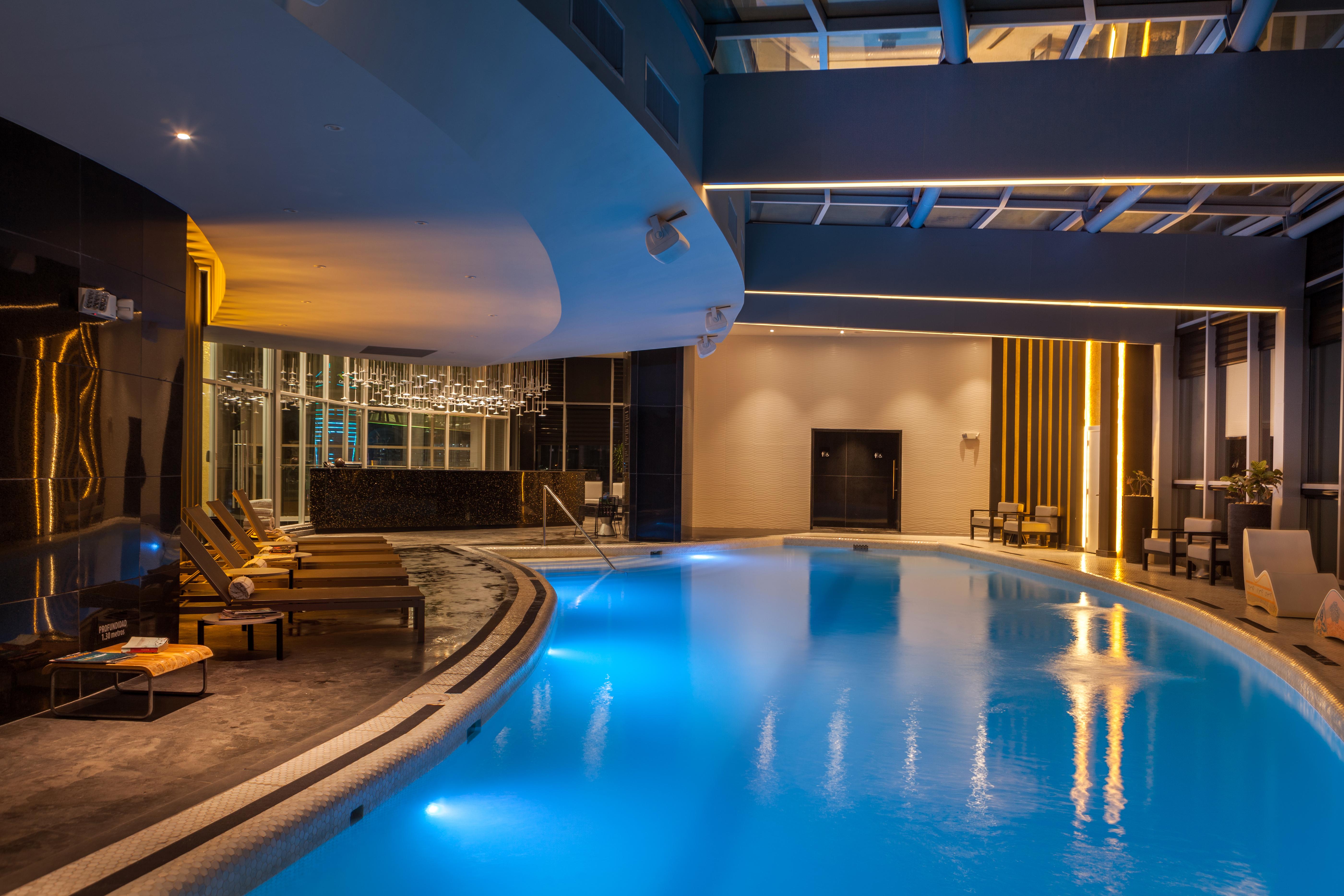 Hotel Las Americas Golden Tower Panama Eksteriør billede The pool at the hotel