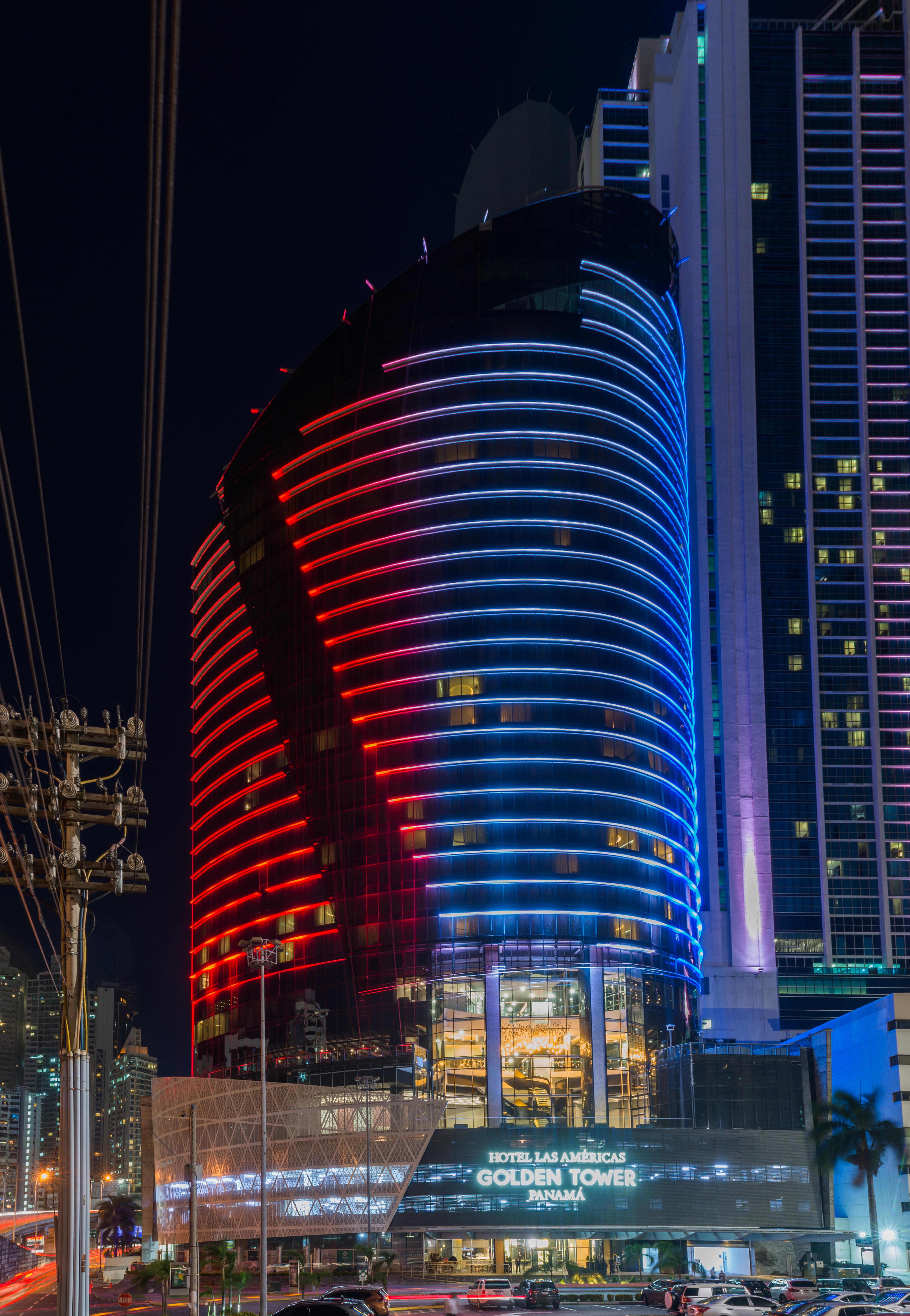Hotel Las Americas Golden Tower Panama Eksteriør billede The hotel at night