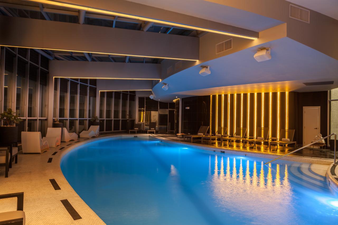 Hotel Las Americas Golden Tower Panama Eksteriør billede The pool at the hotel