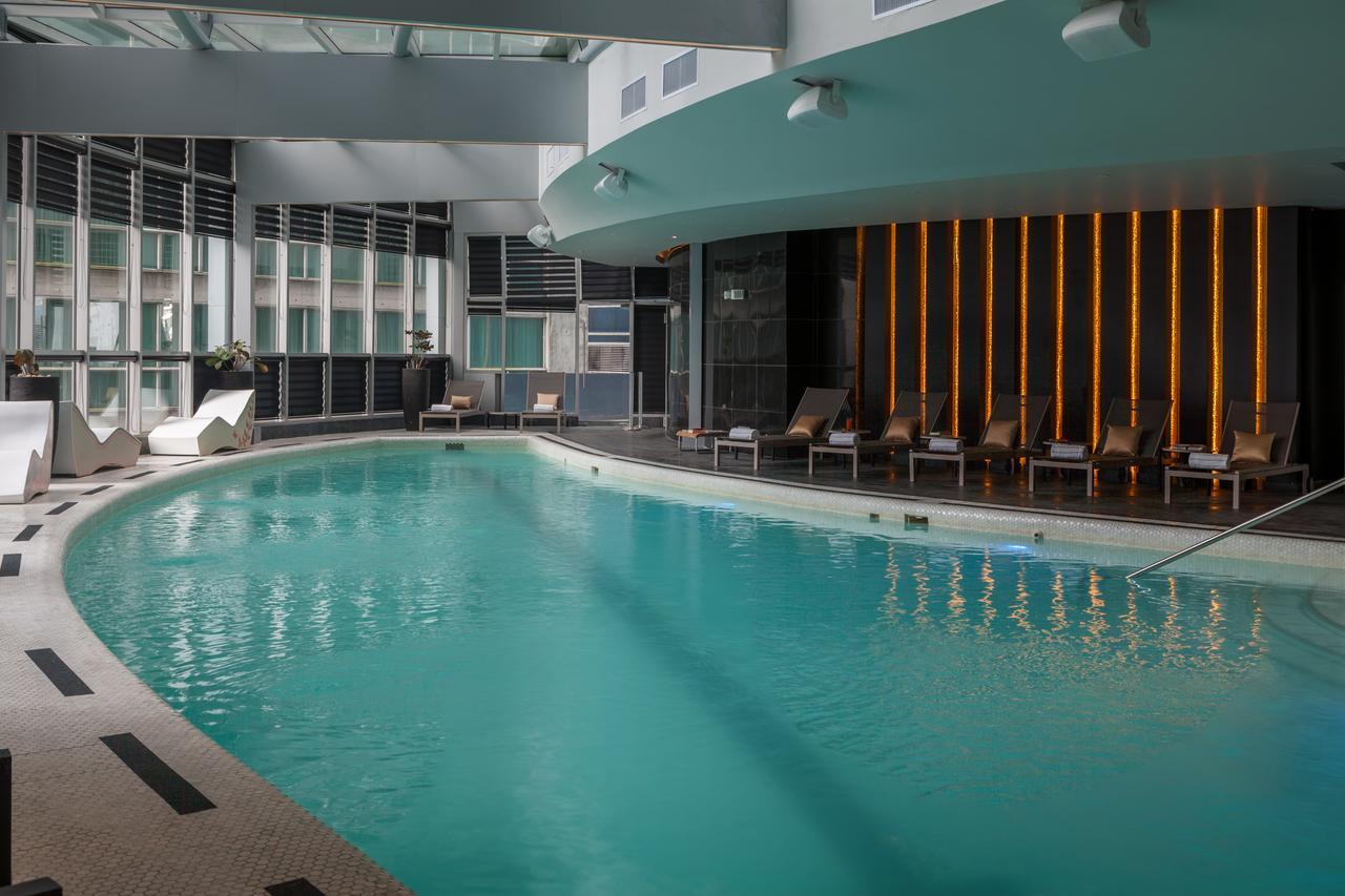 Hotel Las Americas Golden Tower Panama Eksteriør billede The pool at the hotel
