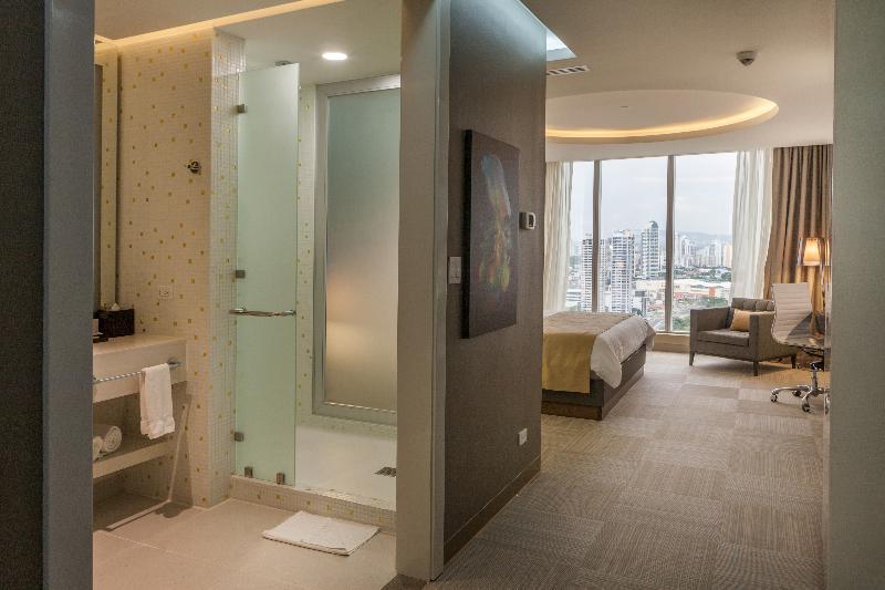 Hotel Las Americas Golden Tower Panama Eksteriør billede A guest room at the hotel
