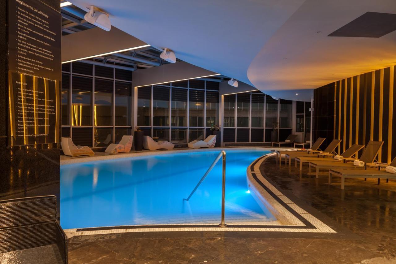Hotel Las Americas Golden Tower Panama Eksteriør billede Indoor pool