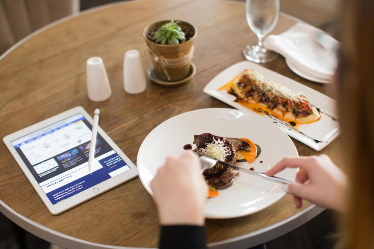Hotel Las Americas Golden Tower Panama Eksteriør billede A woman using a tablet while eating