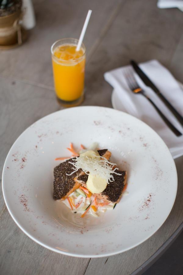 Hotel Las Americas Golden Tower Panama Eksteriør billede A plate of salmon with a glass of orange juice